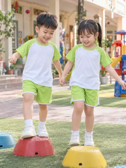 Đồng Phục Mầm Non Áo Thun Cổ Tròn Xanh Cốm Trắng Hacool