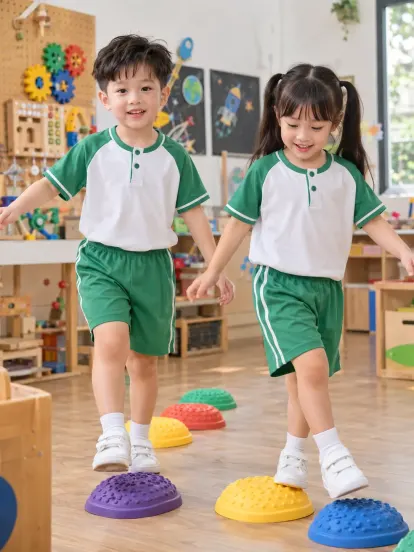 Đồng Phục Mầm Non Bộ Bé Trai Xanh Lá Trắng Hapimax